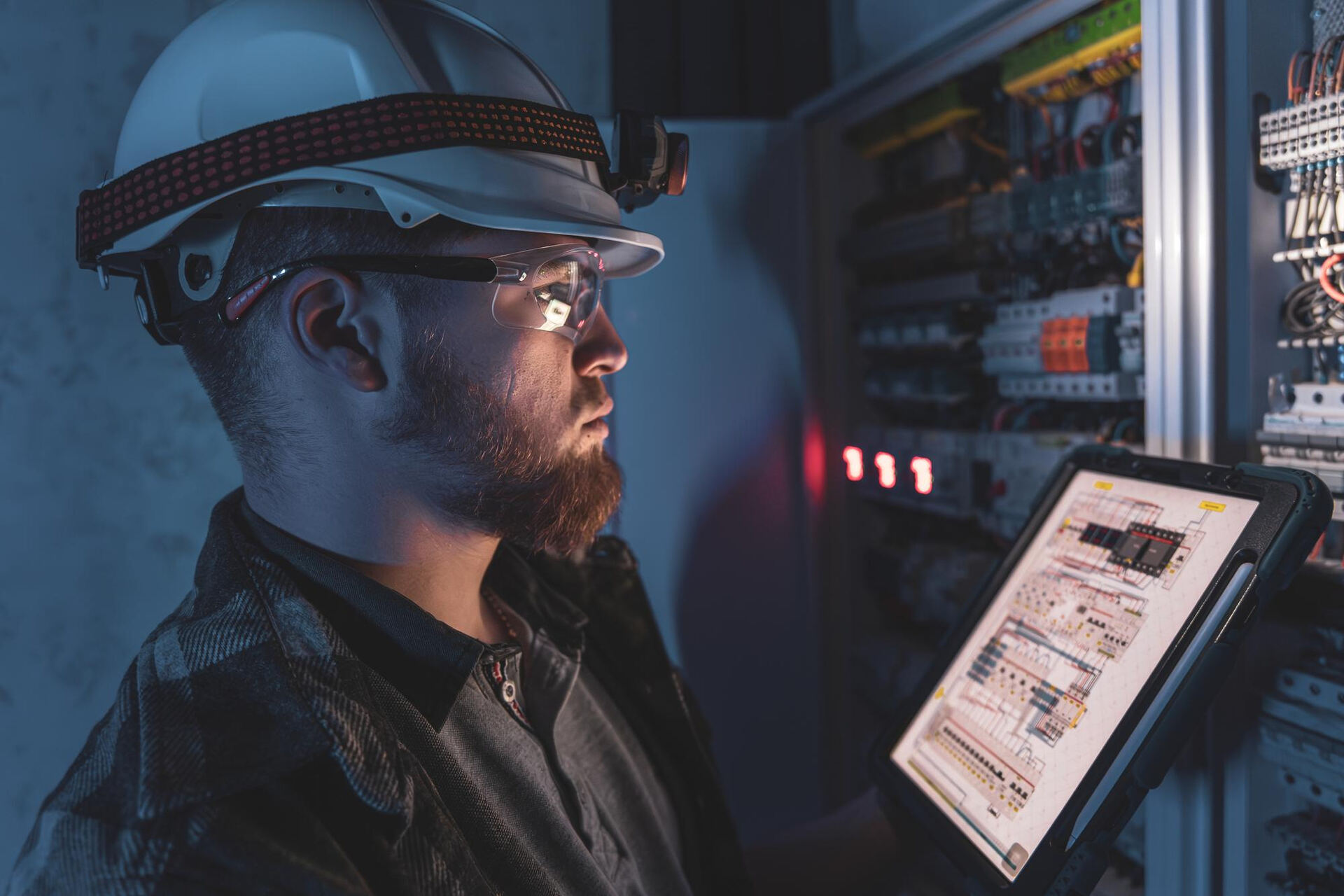 Engenheiro eletricista realizando análise de energia em quadro elétrico de condomínio